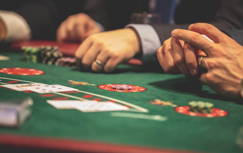 Strategii avansate de Blackjack: Cum să îți îmbunătățești șansele la mesele de joc