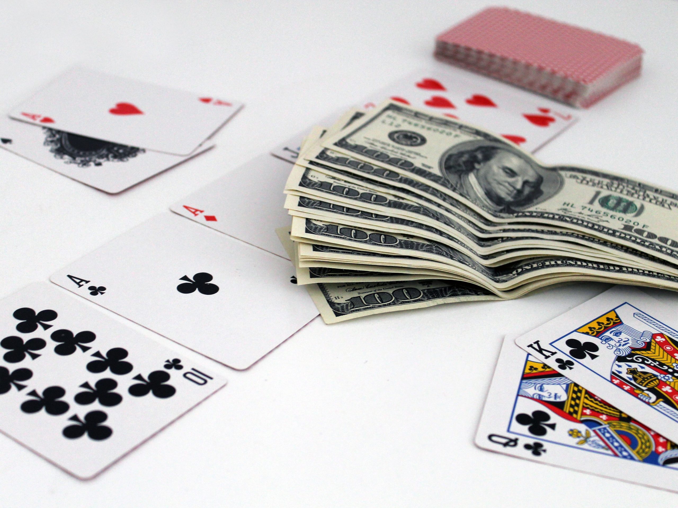 Poker cash game vs. turneu: cum funcționează cele două formate
