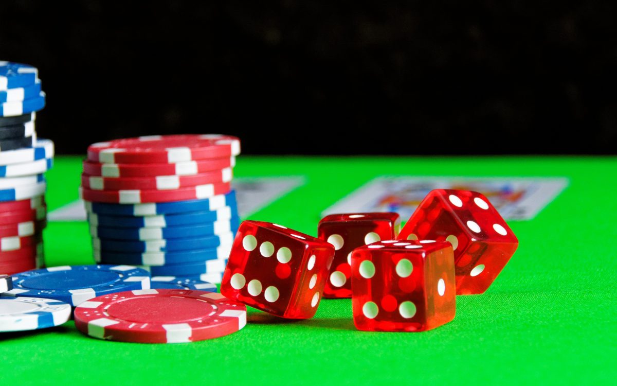Ce este Caribbean Stud Poker și cum funcționează jocul de cazino