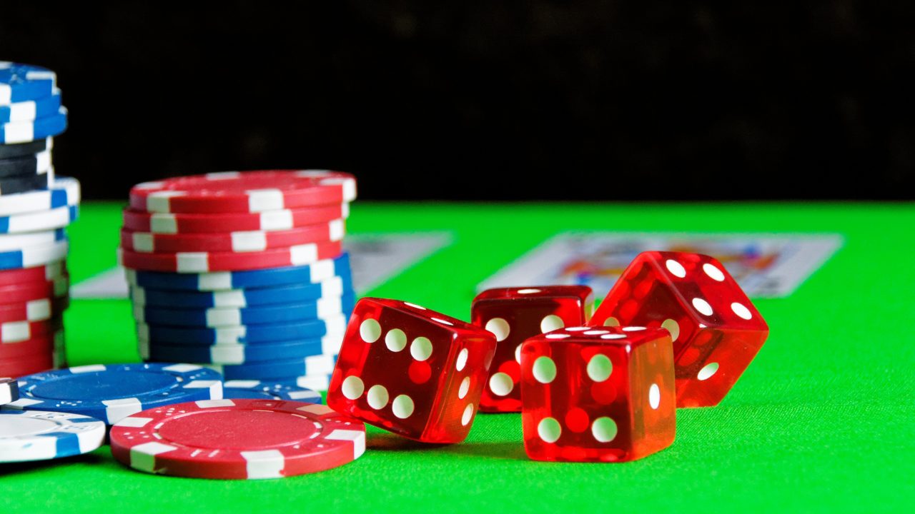 Ce este Caribbean Stud Poker și cum funcționează jocul de cazino